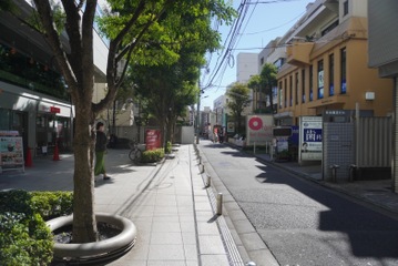 ②左手に進みます。(出口正面の青山通りを背にします)